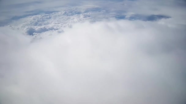 Niebo w ciągu dnia od okna okna samolotu. — Wideo stockowe