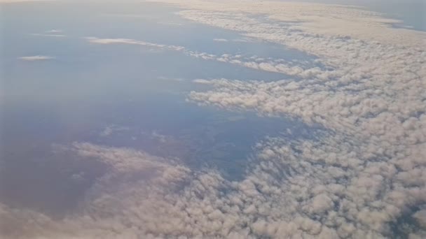 Cer în timpul zilei de la fereastra avionului . — Videoclip de stoc