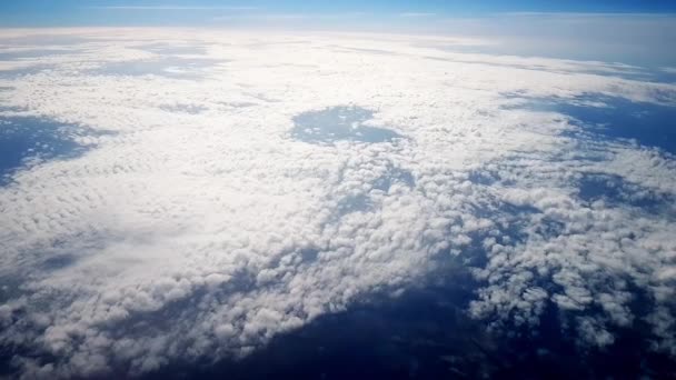 Небо в течение дня из окна самолета. — стоковое видео