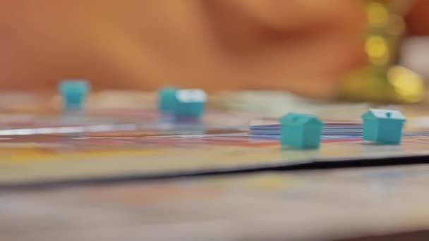 Close-up das mãos de pessoas que jogam o jogo Monopólio. — Vídeo de Stock