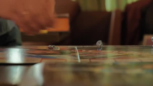 Monopoly oynayan insanların ellerini yakın plan çekeceğiz.. — Stok video