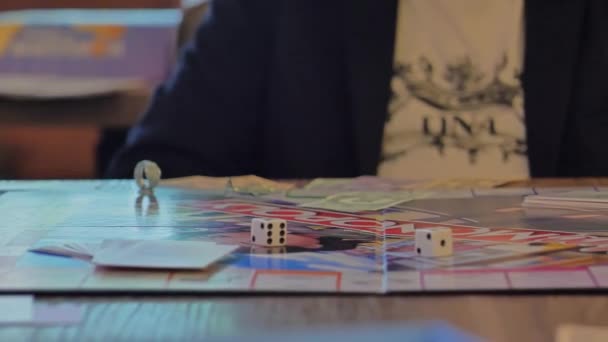 Nahaufnahme der Hände von Spielern des Spiels Monopoly. — Stockvideo