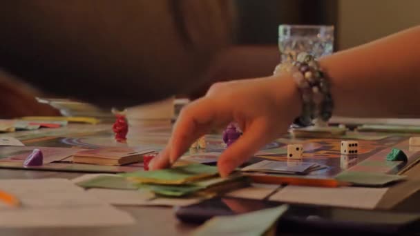 Nahaufnahme der Hände von Spielern des Spiels Monopoly. — Stockvideo