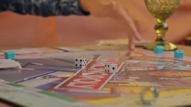 Monopoly oynayan insanların ellerini yakın plan çekeceğiz..