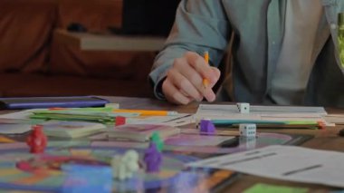 Monopoly oynayan insanların ellerini yakın plan çekeceğiz..