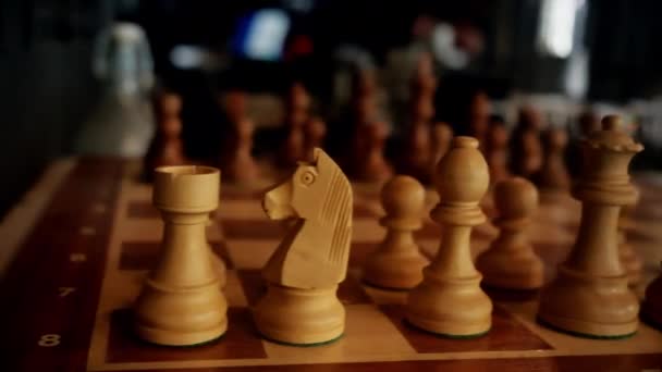 Šachová hra pořízená na mobilní kameře, detailní záběr. — Stock video