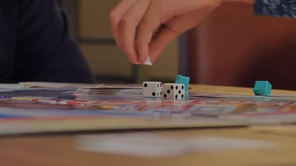 Primer plano de las manos de las personas que juegan el juego Monopoly. — Vídeo de stock