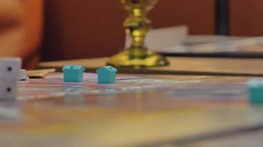 Monopoly oynayan insanların ellerini yakın plan çekeceğiz..
