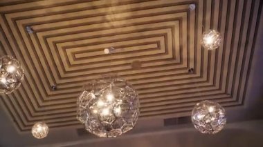 Güzel, özel tasarım avize. Uçan bir sabit kamera üzerinde..