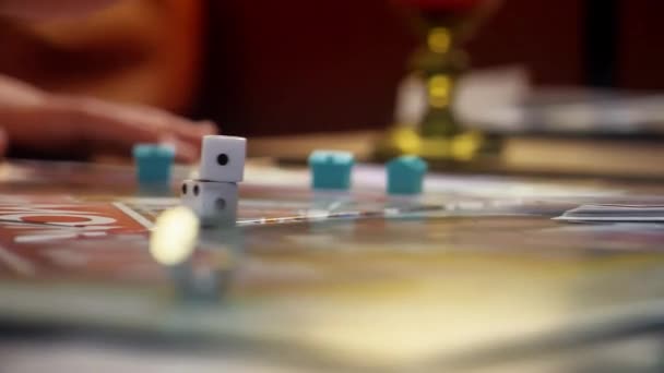 Nahaufnahme der Hände von Spielern des Spiels Monopoly. — Stockvideo