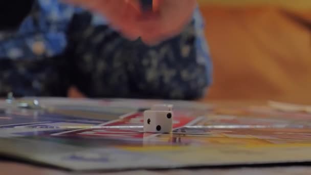 Gros plan sur les mains des gens qui jouent au jeu Monopoly. — Video