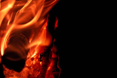 Kamp ateşinde yanan kömür.