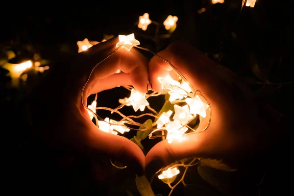 Levou Luz Forma Estrela Mãos Forma Coração Amor Com Fundo — Fotografia de Stock