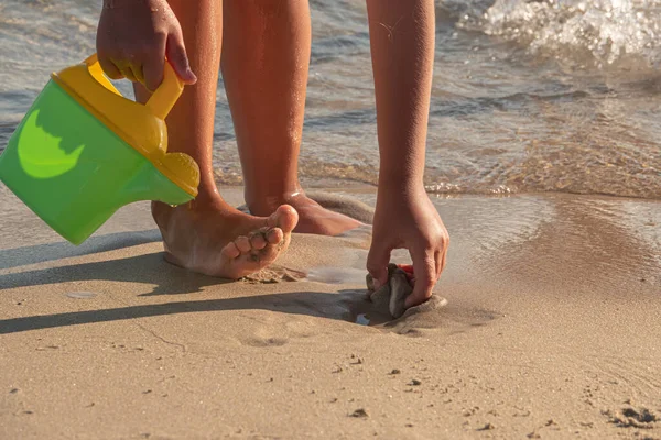 Małe Dziecko Bawiące Się Wiaderkami Zabawek Spacerujące Plaży Zachodzie Słońca — Zdjęcie stockowe