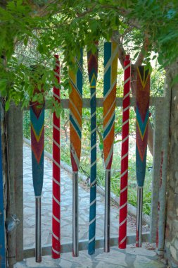 Ahşap renkli tekne kürekleri ile dekoratif kapı.