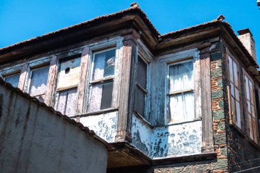 Kırsal kapılar, balkon ve tohumlu cam..