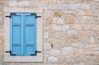 Mavi pencere reklam için boş alanla kör olur