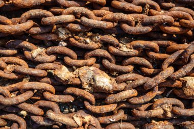 Eski metal paslı demir zincir gün batımında