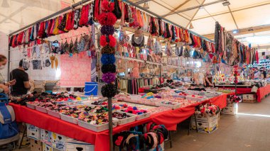 Karsiyaka, izmir / hindi - 09.09.2020: Çarşamba günü büyük Bostannli pazarında, mücevher standı