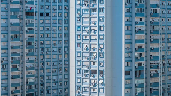 Modern ve yeni apartman dairesi. Çok katlı, modern, yeni ve şık apartman ve Türk bayrağı..