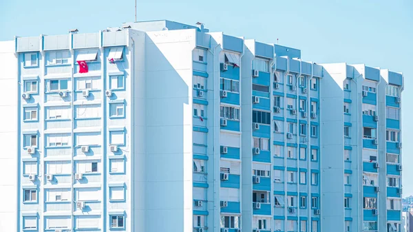 Modern ve yeni apartman dairesi. Çok katlı, modern, yeni ve şık apartman ve Türk bayrağı..