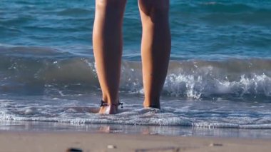 Kadın, İzmir 'de dalgalara karşı dururken. Yavaş çekim 1000Fps