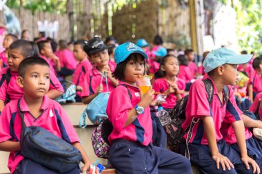 Tayland, Phuket, 09 Ocak 2018 - Phuket Kuş Parkı ziyaret çocuk