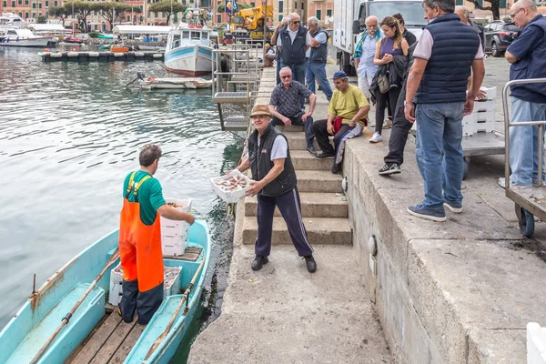 SANTA MARGARITA, ITALIE - 08 MAI 2018 : Pêcheurs vendant leurs prises de fruits de mer aux restaurateurs — Photo