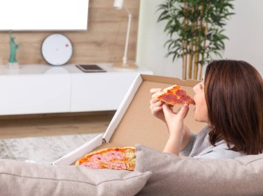 Pizza yemek ve tv izlerken tek kadın