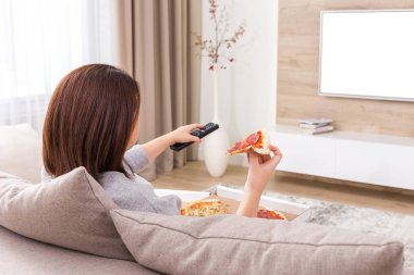 Pizza yemek ve tv izlerken tek kadın
