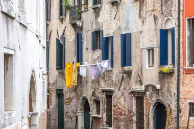 Venedik İtalya'da yüksek asılı kurutma giyim