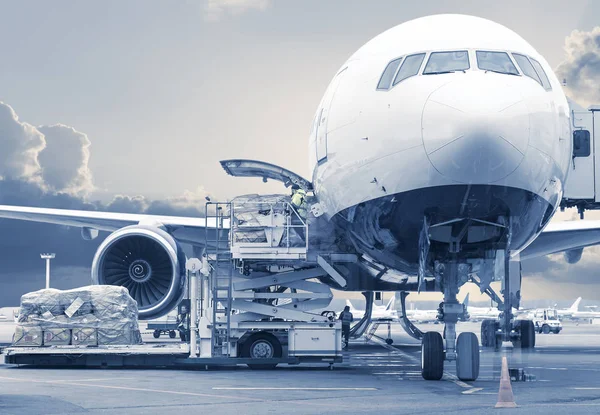 Laden van vracht afbeelding in een blauwe toning — Stockfoto