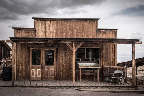 Un viejo edificio americano de madera de estilo occidental — Foto de Stock
