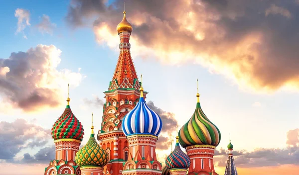 聖。ロシアのモスクワにある赤の広場にあるバジル大聖堂 — ストック写真