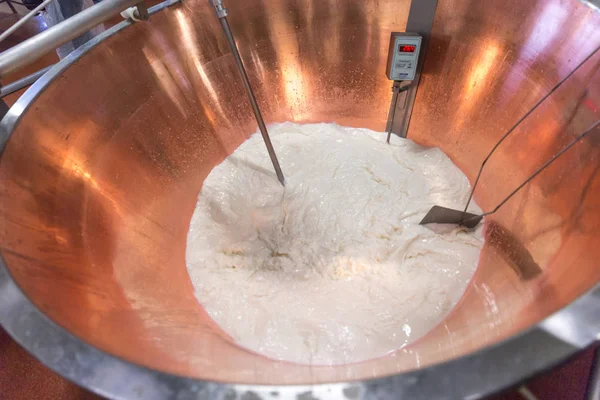 Processo de produção de queijo parmesão em Bolonha Itália — Fotografia de Stock