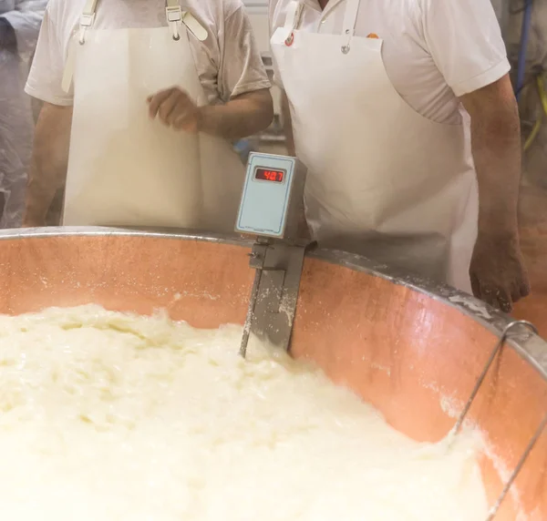 Processo de produção de queijo parmesão em Bolonha Itália — Fotografia de Stock