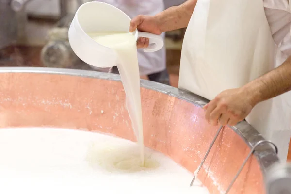 Processo de produção de queijo parmesão em Bolonha Itália — Fotografia de Stock