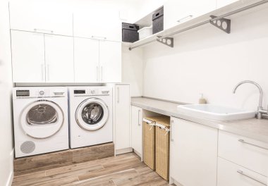 Wasing ve kurutma makinesi ile modern tarzı çamaşır odasında