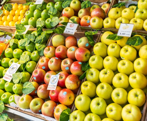 MADRID, SPAIN - SEPTEMBER 07, 2017: Apples at San Miguel market — Stock Photo, Image