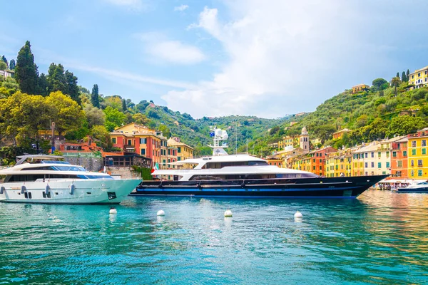 Piękną zatokę Portofino Włochy z jachtów i łodzi — Zdjęcie stockowe