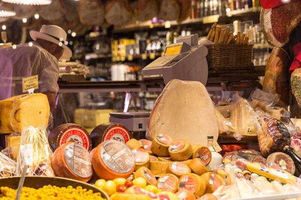 Italiaanse Parmezaanse kaas te koop in een winkel in Florence Italië — Stockfoto