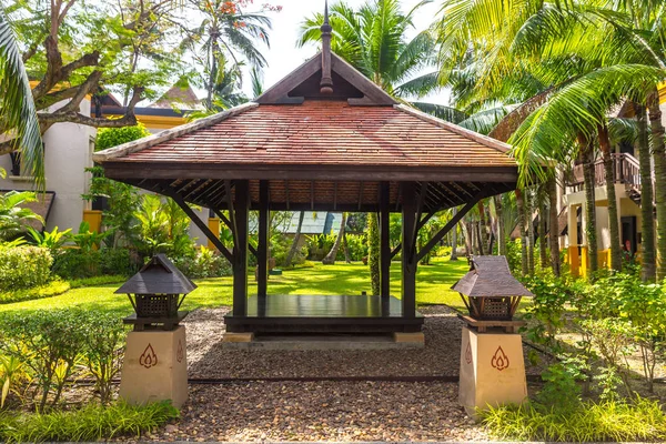 Bellissimo gazebo in legno nella natura tropicale in Thailandia — Foto Stock