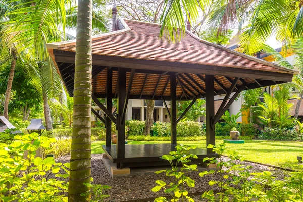 Bellissimo gazebo in legno nella natura tropicale in Thailandia — Foto Stock