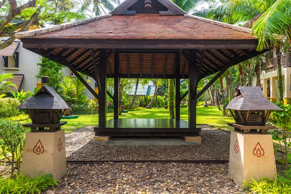 Bellissimo gazebo in legno nella natura tropicale in Thailandia — Foto Stock