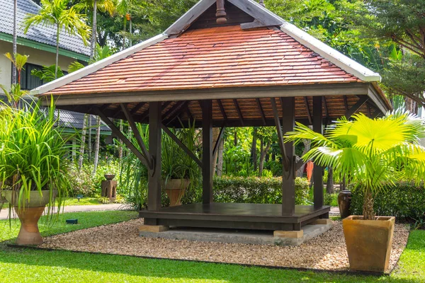 Bellissimo gazebo in legno nella natura tropicale in Thailandia — Foto Stock