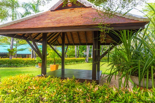 Bellissimo gazebo in legno nella natura tropicale in Thailandia — Foto Stock