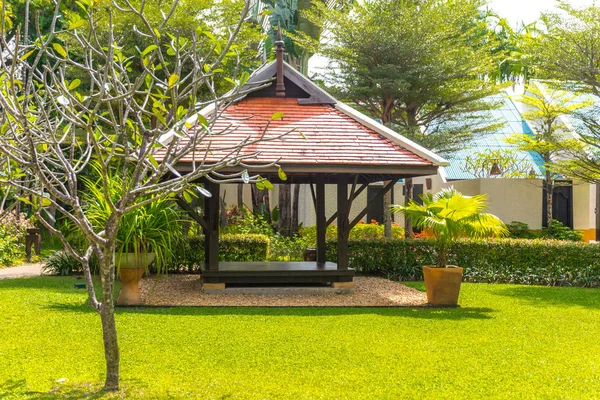 Bellissimo gazebo in legno nella natura tropicale in Thailandia — Foto Stock