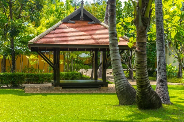Gyönyörű fából készült pavilon trópusi jellegű, Thaiföld — Stock Fotó