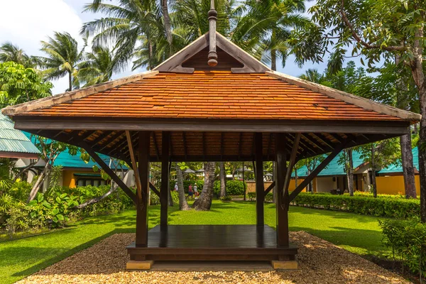 Bellissimo gazebo in legno nella natura tropicale in Thailandia — Foto Stock