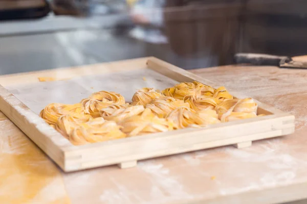 Making fresh homemade italian pasta tagliatelle in restaurant — Stock Photo, Image